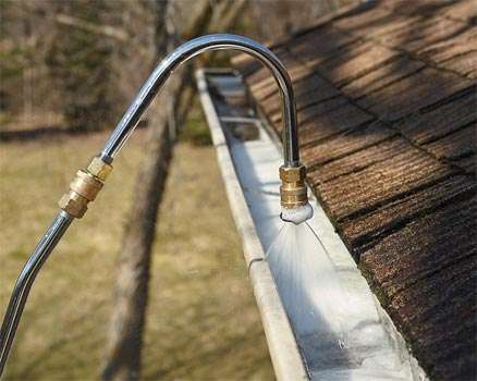 How to Choose the Right Gutter Cleaning Service Near You